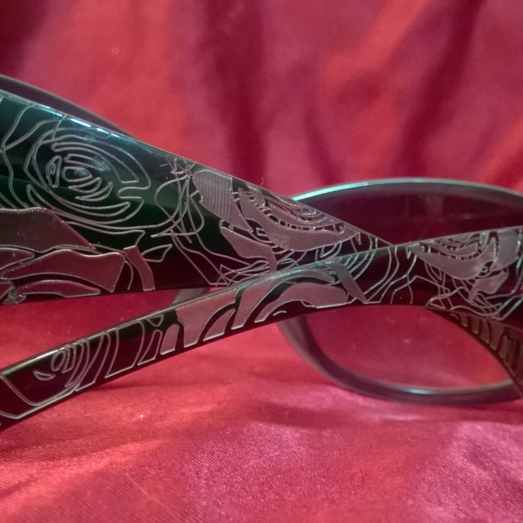 Women's Sunglasses w/ Flower Design - Picture 3 of 3